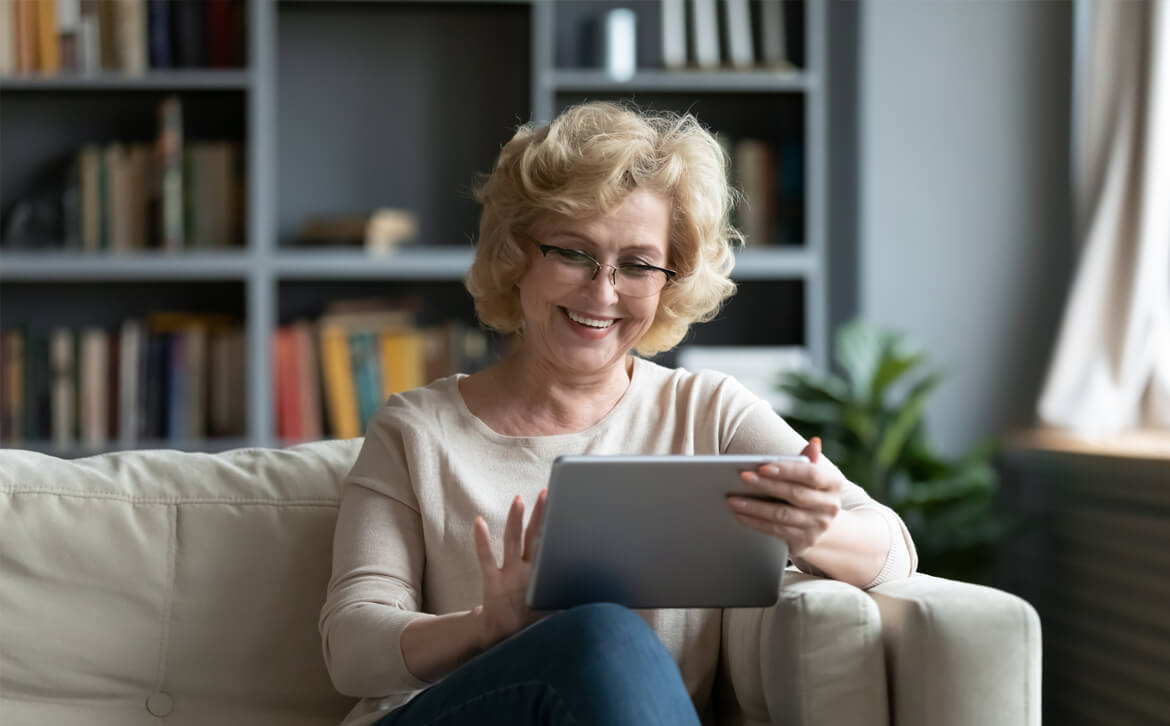 Starsza kobieta z laptopem