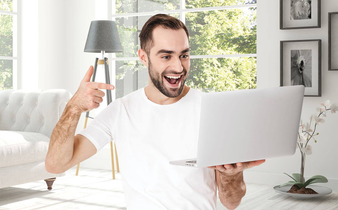 Uśmiechnięty mężczyzna z laptopem